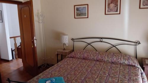 a bedroom with a bed in a room at Il Giardino del Sole in Ascoli Piceno