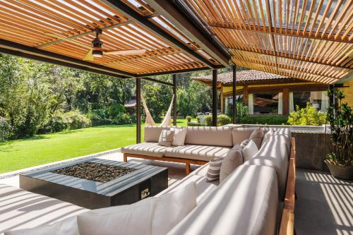 Taman di luar Casas Abi, A Tranquil Retreat Surrounded by nature