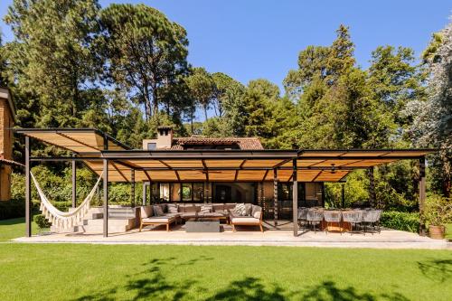 Taman di luar Casas Abi, A Tranquil Retreat Surrounded by nature