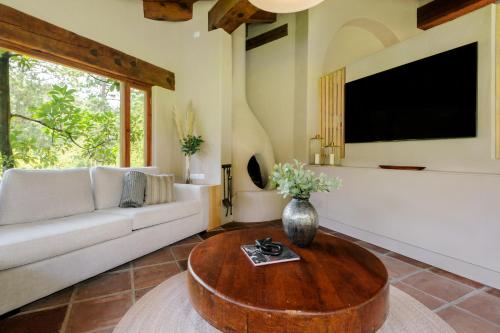 Televisyen dan/atau pusat hiburan di Casas Abi, A Tranquil Retreat Surrounded by nature