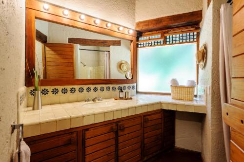 Bilik mandi di Casas Abi, A Tranquil Retreat Surrounded by nature