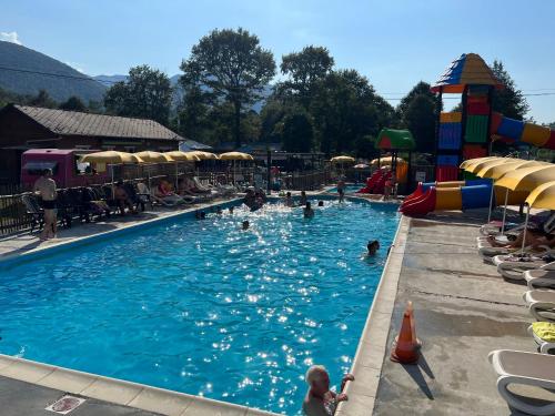 Φωτογραφία από το άλμπουμ του Camping "A l'Ombre des Tilleuls" σε Peyrouse