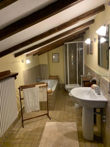 a bathroom with a tub and a toilet and a sink at Azienda Agricola La Ghibellina in Gavi
