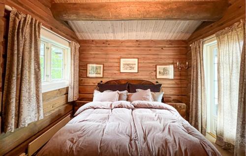 เตียงในห้องที่ Awesome Home In Sjusjøen With Sauna