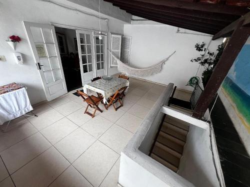 a patio with a hammock and a table and chairs at Casa aconchegante 2 qtos Centro de Angra dos Reis in Angra dos Reis