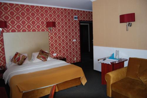 Una cama o camas en una habitación de Amigo Hotel