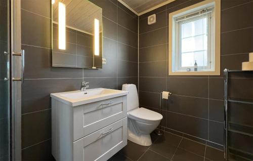 Ένα μπάνιο στο 5 Bedroom Cozy Home In Lyngdal