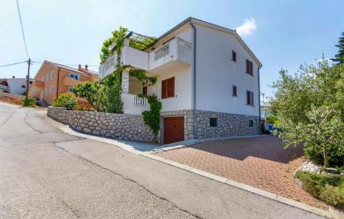 1 Bedroom Cozy Apartment In Vrbnik