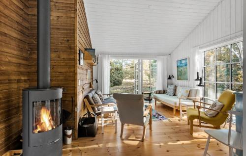 Posezení v ubytování Nice Home In Rørvig With Sauna