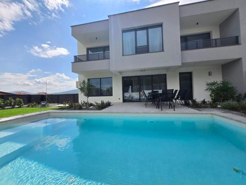 Villa Calypso, private pool with heating and salt water