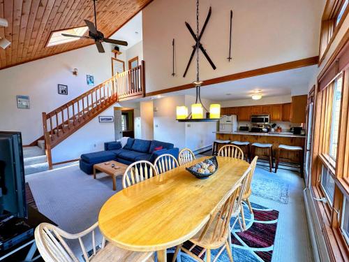 Dapur atau dapur kecil di MWP69 Spacious 5-bedroom condo, partial Notch views, 2 min to skiing!