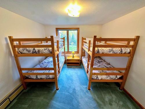 Katil atau katil-katil dalam bilik di MWP69 Spacious 5-bedroom condo, partial Notch views, 2 min to skiing!
