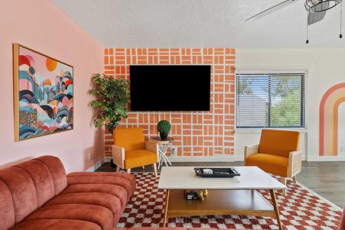 Μια τηλεόραση ή/και κέντρο ψυχαγωγίας στο Penthouse Free Parking Pool Table Private Balcony