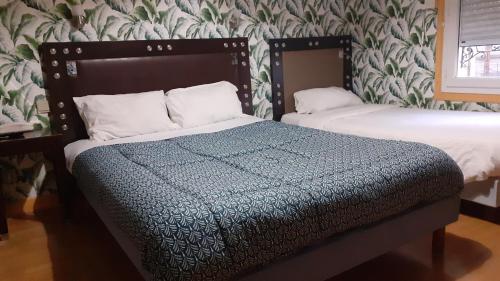 Postel nebo postele na pokoji v ubytování Hôtel des Couronnes Châteaudun