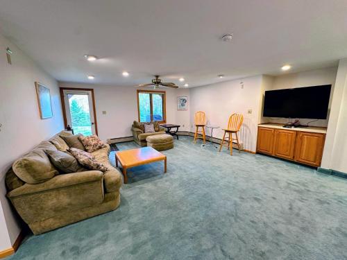 Televisyen dan/atau pusat hiburan di MWP69 Spacious 5-bedroom condo, partial Notch views, 2 min to skiing!