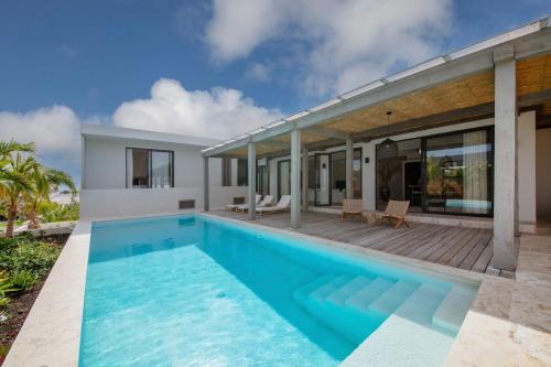 Stylish 5 bedroom Villa with Earthy Tones