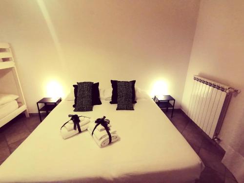 a bed with two skiers on it in a room at B&B La Montagna Rosa in Castelnuovo