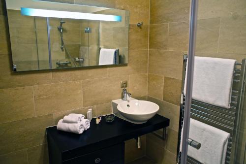 A bathroom at Vienna Suites