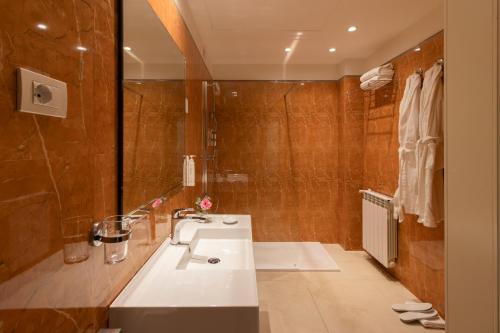 un bagno con lavandino e doccia di Parco dei Principi Boutique Hotel a Rimini