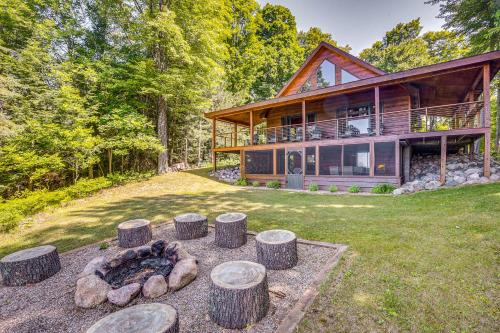 Zahrada ubytování Lakefront Townsend Cabin with Fire Pit, Private Dock