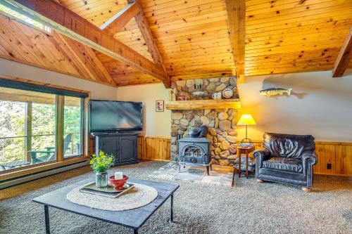 TV a/nebo společenská místnost v ubytování Lakefront Townsend Cabin with Fire Pit, Private Dock