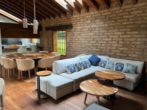 Χώρος καθιστικού στο El Refugio with jacuzzi and garden in Avándaro