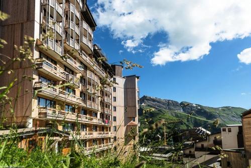 un grand bâtiment avec des balcons sur le côté dans l'établissement Résidence Les Alpages - maeva Home - Appartement 2 pièces 4 personnes - Sélection MAE-0171, à Avoriaz