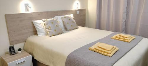 ein Schlafzimmer mit einem großen weißen Bett mit Handtüchern darauf in der Unterkunft Beautiful View 3 Arco da Calheta - Ilha da Madeira in Arco da Calheta