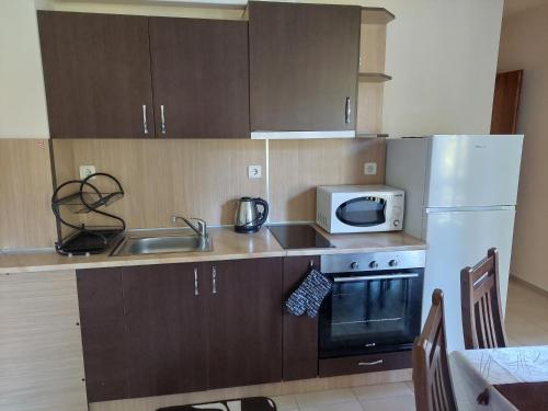 Η κουζίνα ή μικρή κουζίνα στο Ski & Holiday Apartments in Pamporovo