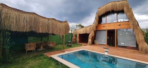 a house with a swimming pool in the yard at Doa Bungalov & Tiny House in Sapanca