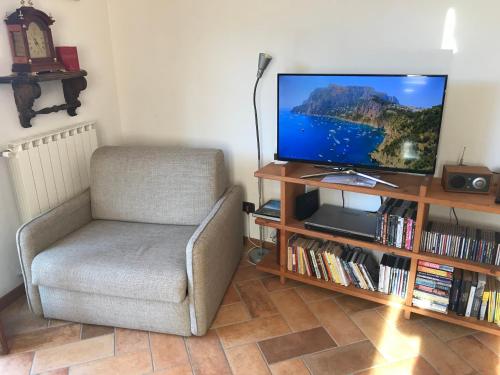 Η βιβλιοθήκη του διαμερίσματος