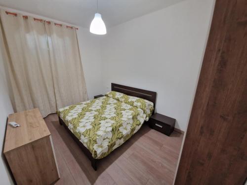 a small bedroom with a bed and a table at Appartamento Achille in Pontassieve