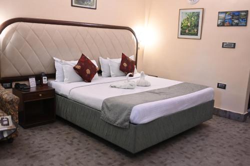Postel nebo postele na pokoji v ubytování Kaziranga Golf Resort