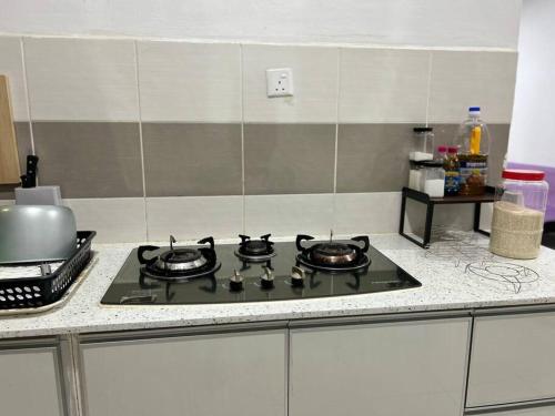 Кухня или мини-кухня в Singgah manis kinarut homestay
