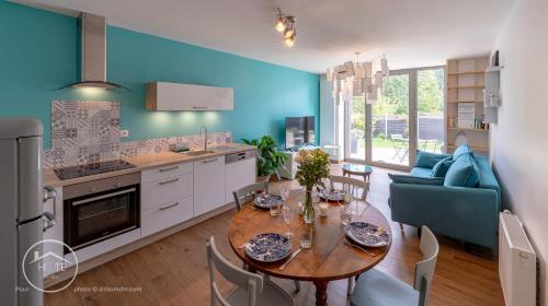 Il dispose d'une cuisine et d'un salon avec une table en bois et une salle à manger. dans l'établissement L'écrin de l'Astoria, à Tresserves