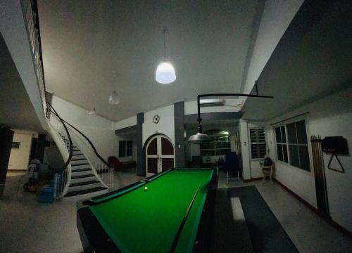 Una mesa de billar en KATAWA - Exclusive Vacation House