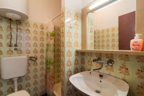 un bagno con lavandino e specchio di Apartment Ivope a Splitska