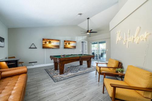 Ruang duduk di Private Coastal Getaway to Connect and Celebrate