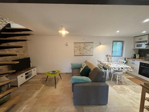 un salon avec un canapé et une table dans l'établissement Charmante maison Provençale avec grand jardin, à LʼIsle-sur-la-Sorgue