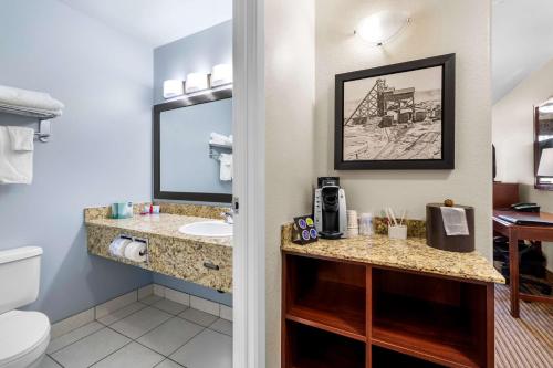een badkamer met wastafel en toilet bij SureStay Plus Hotel by Best Western Drumheller in Drumheller
