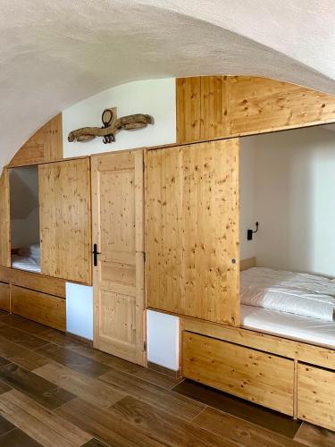 2 Etagenbetten in einem Zimmer mit Holzwänden in der Unterkunft La MaiZon du Bois Rez-de-Chaussée in Champagny-en-Vanoise