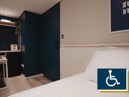 a room with a bed with a sign on it at Apê Paulista Bela Cintra in Sao Paulo