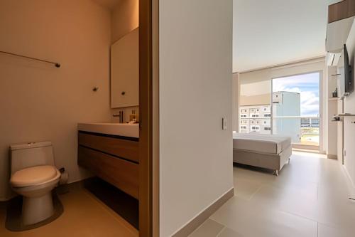 ein Badezimmer mit Toilette und Waschbecken in der Unterkunft Lujoso A Estrenar/Oasis Laguna Cristalina 2BR in Los Arrayanes