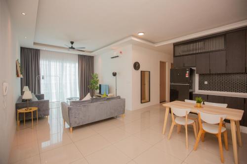 Ruang duduk di Seaview SuperCondo, near Queensbay