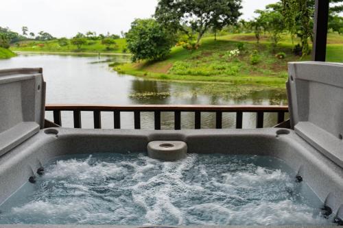 a hot tub with a view of a river at Hotel Ecopaisajes- Lake-Premier-Resort in Quesada