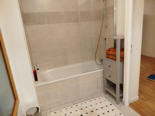 Koupelna v ubytování Chez Sibylle ParcNaturelPetitVeniseChevreuseVersaillesOrly appartement entier 69 M2 ou chambre