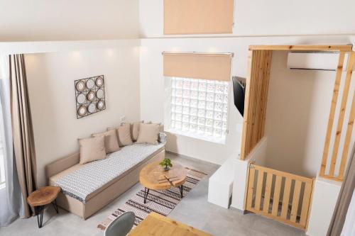 een woonkamer met een bank en een tafel bij Ionas Apartments 3 in Nea Skioni