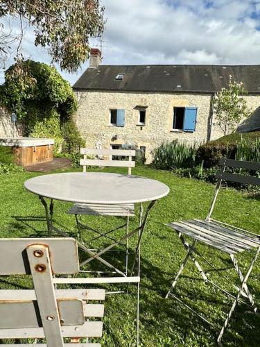 Κήπος έξω από το Normandie ferme restaurée du 18ème avec jacuzzi