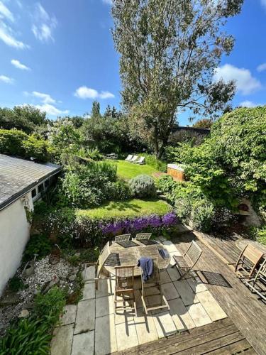 Κήπος έξω από το Normandie ferme restaurée du 18ème avec jacuzzi