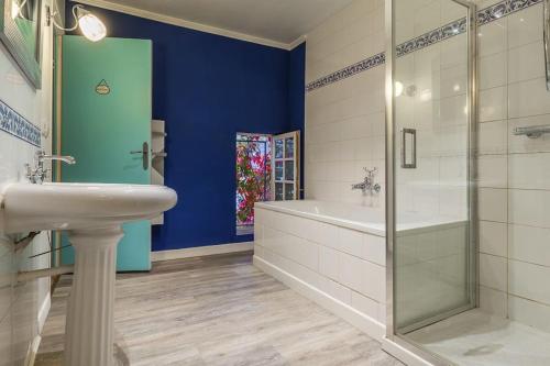 Ένα μπάνιο στο Normandie ferme restaurée du 18ème avec jacuzzi